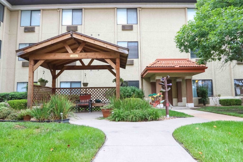 Exterior image of Inspirations of Northbrook outdoor courtyard.